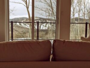 Vue sur la station de ski Val St-Come à partir du salon