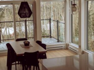Une vue sur le balcon et la cour arrière à partir de la cuisine