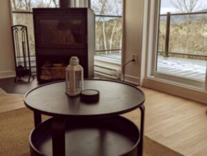 Une vue sur le salon avec le foyer