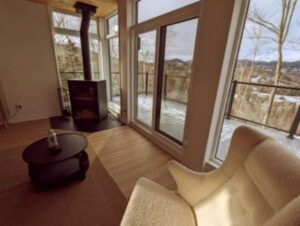 Une vue sur le salon avec le foyer