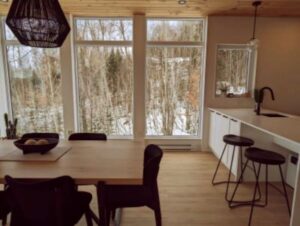 Une vue de la cuisine avec la partie à aire ouverte