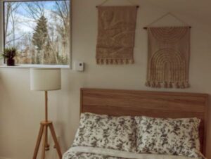 Chambre au niveau de l'étage avec lit Queen