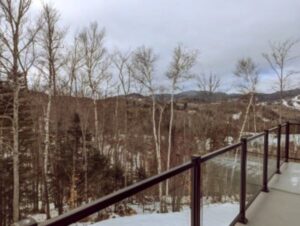 Vue sur les pistes des skis à partir du balcon