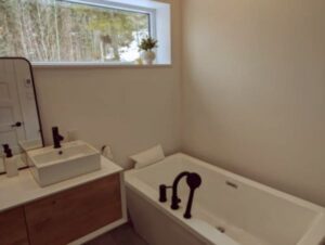 Salle de bain avec bain au niveau du rez-de-chaussée