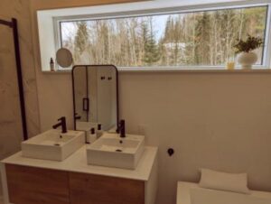 Salle de bain avec bain au niveau du rez-de-chaussée