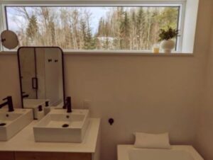 Salle de bain avec bain au niveau du rez-de-chaussée
